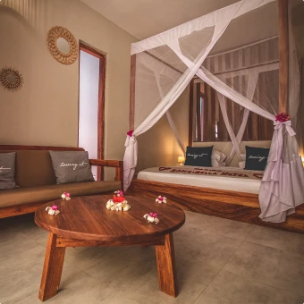 Luksusowy pokój z dwoma łóżkami w hotelu na Zanzibarze.